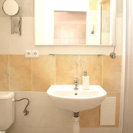 Center Apartment *